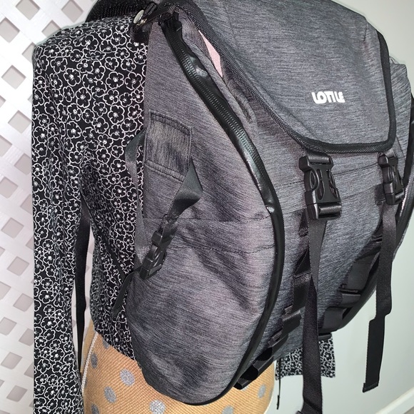 NWT Lotile Camera Backpack with Raincover - Picture 3 of 12